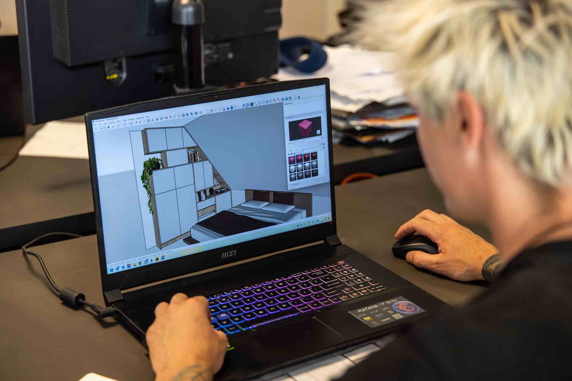 Digitale 3D tekening voor een interieur op maat op een laptop in de meubelmakerij in Rotterdam