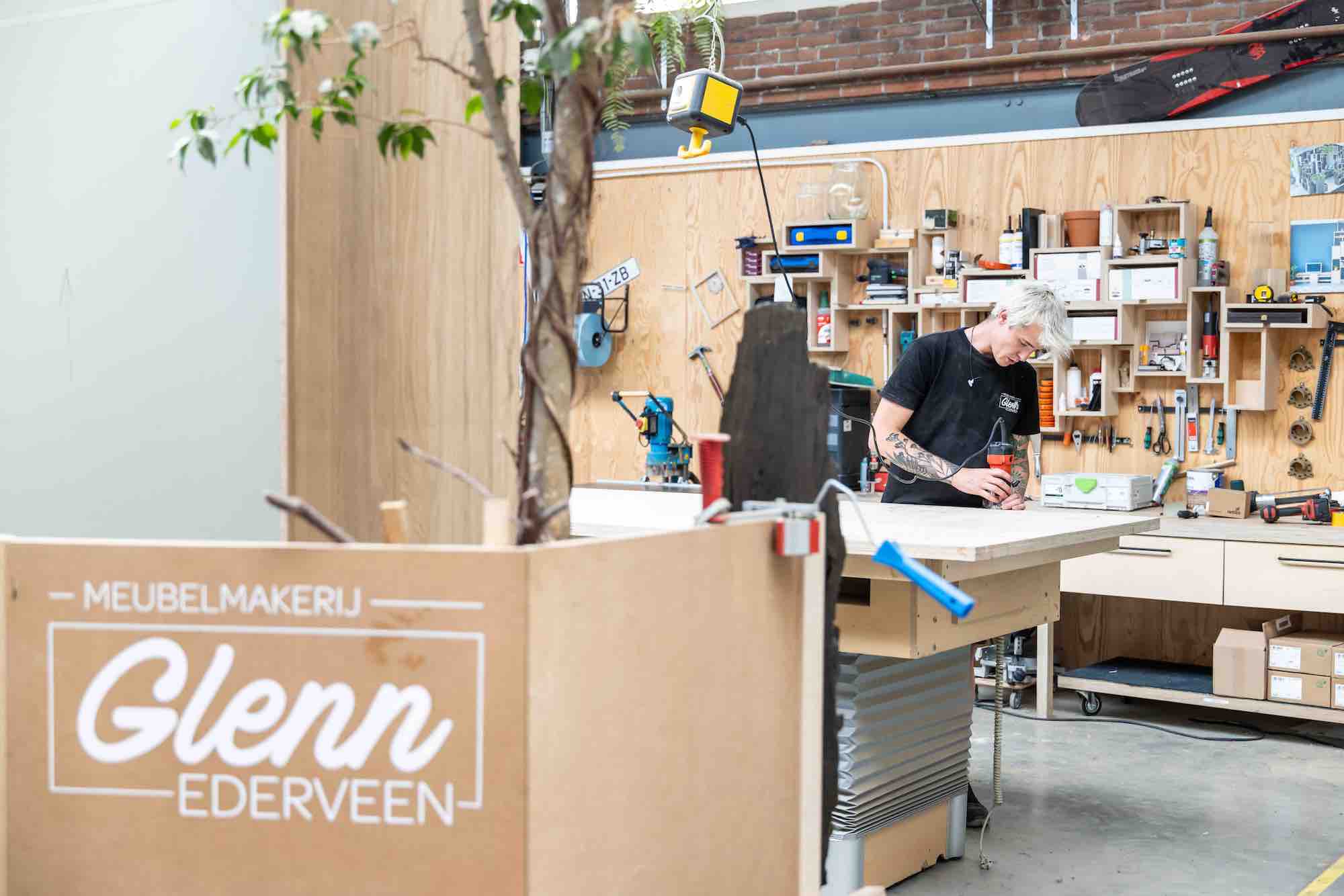 Meubelmaker Glenn realiseert interieur maatwerk in zijn werkplaats in Rotterdam