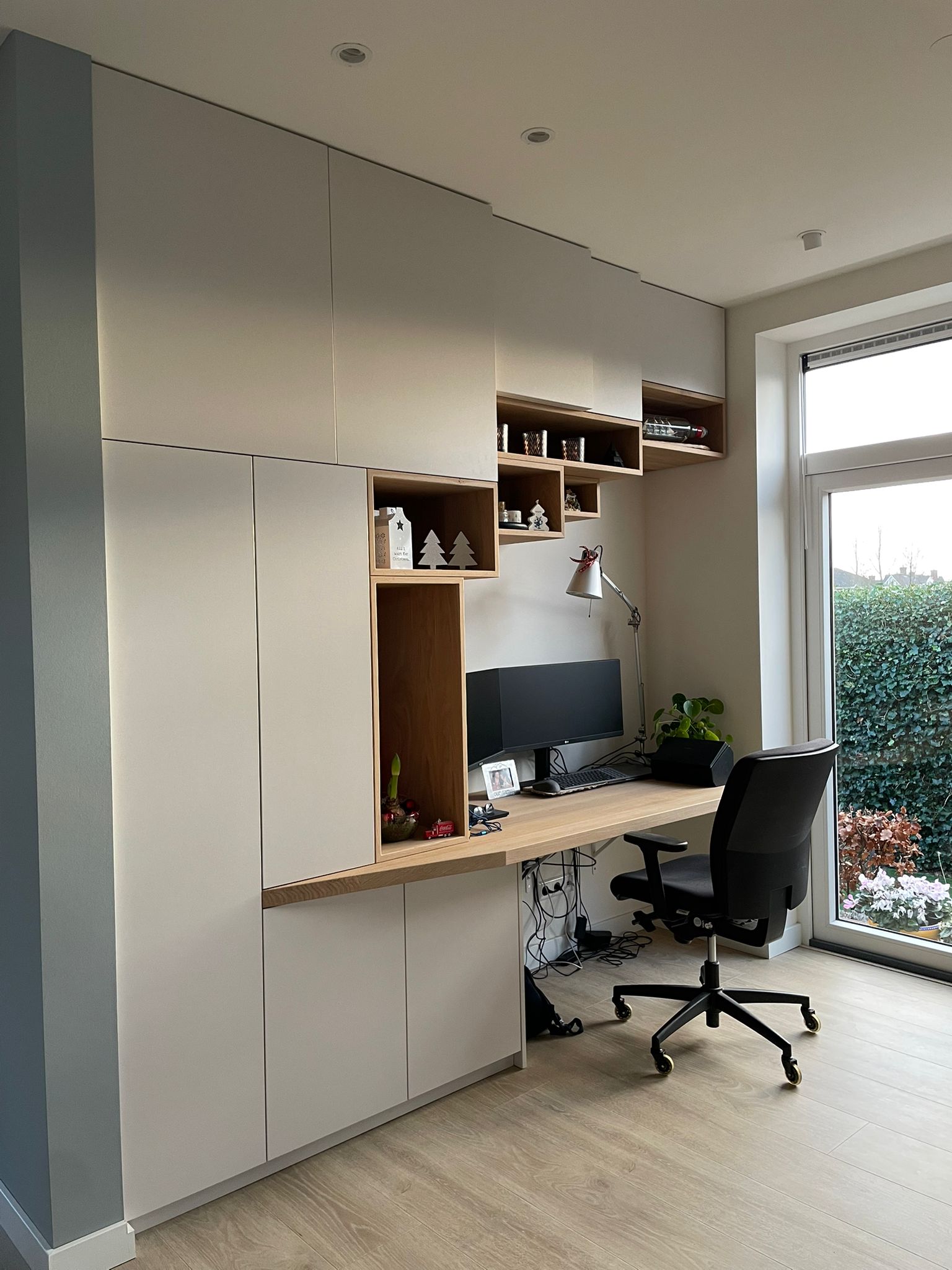 Ruime maatwerk opbergkast met geïntegreerd bureau in beige en eiken