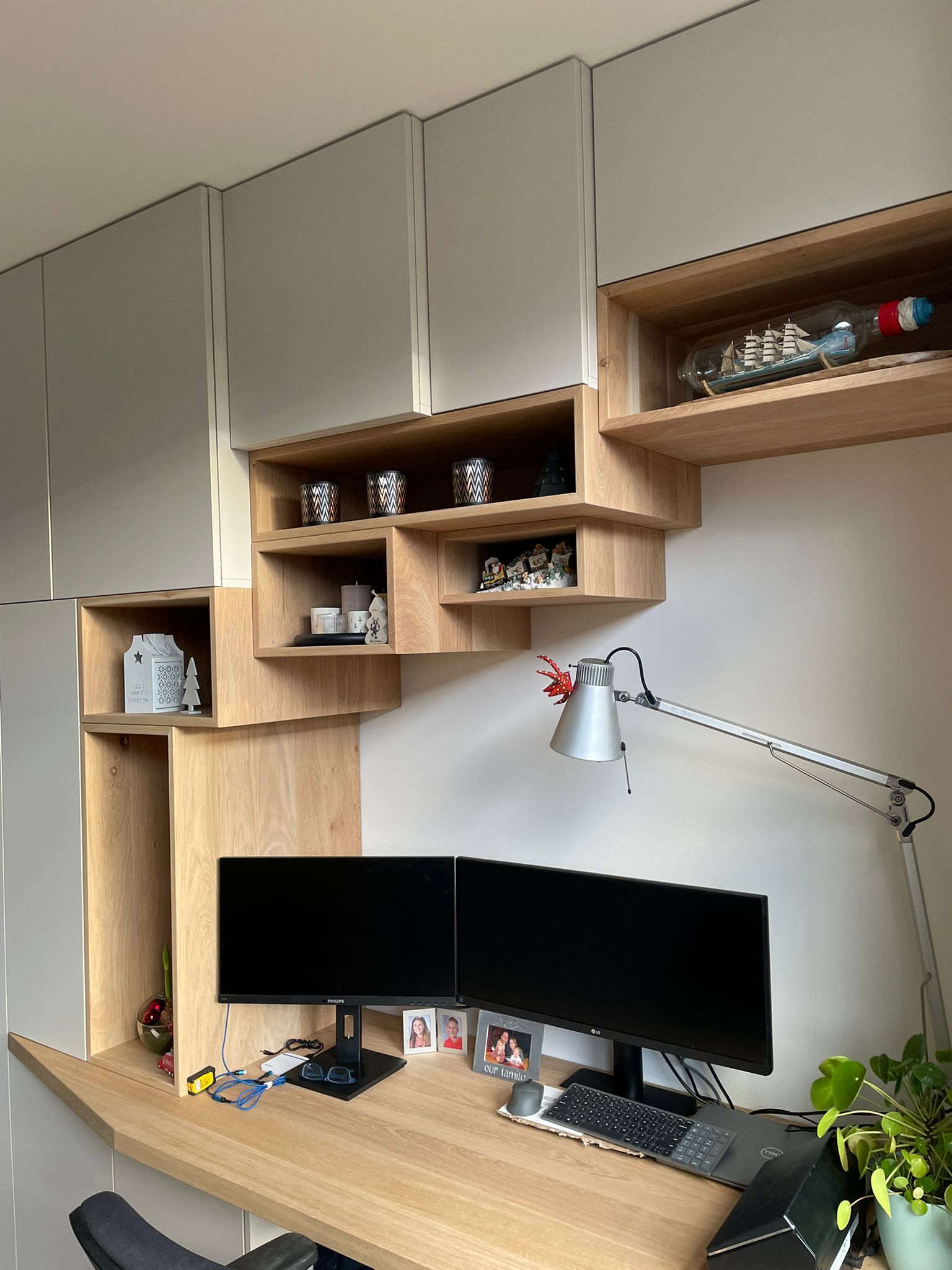 Beige en eiken maatwerk kast geïntegreerd met bureau voor een kleine werkplek in Nootdorp